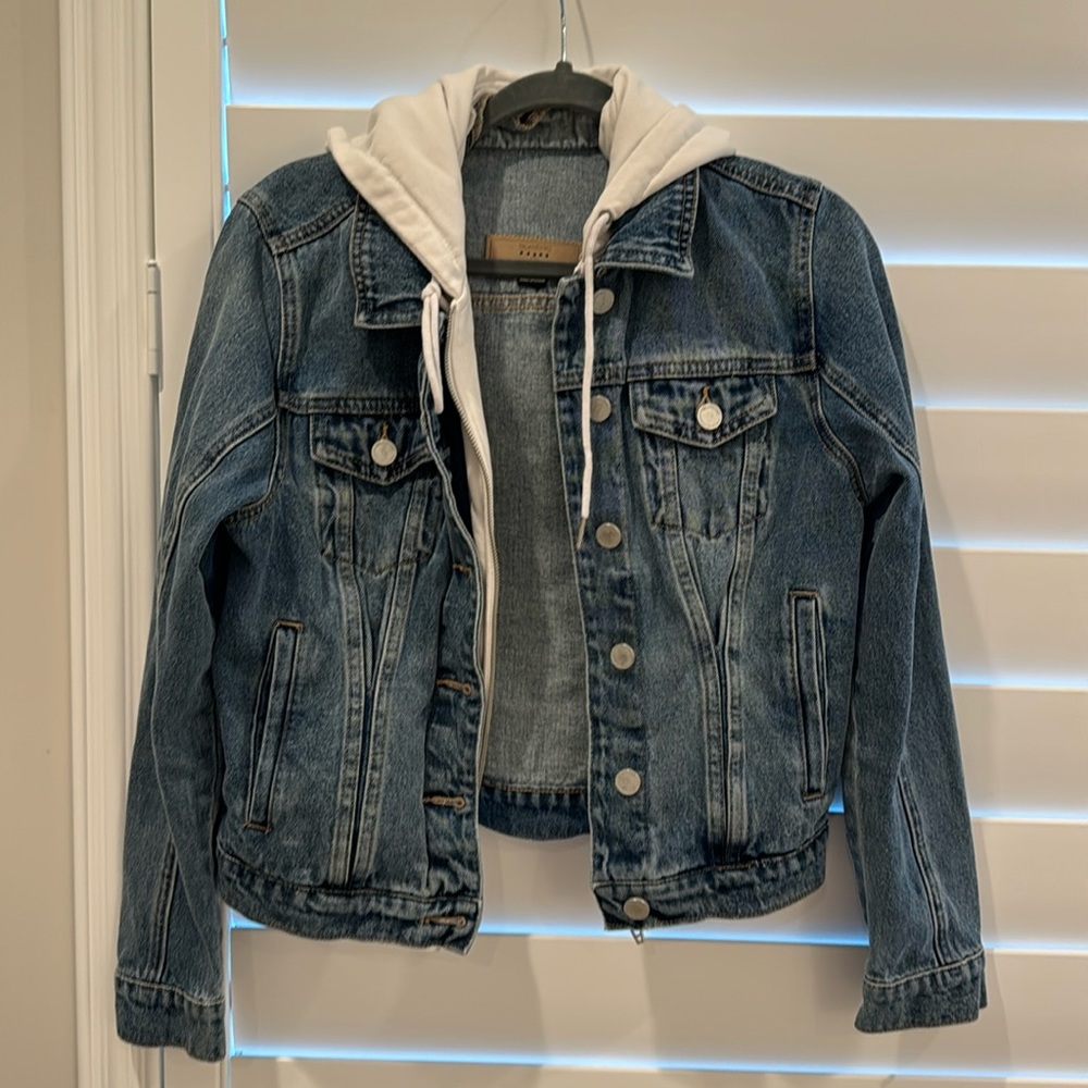 BlankNYC denim jacket with removable white hoodie.size S.